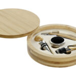 set accessori vino, scatola vino bamboo, idea regalo vino, accessori vino eleganti, kit sommelier in bamboo, regalo per amanti del vino, cofanetto accessori vino, set degustazione vino, accessori vino in bamboo, scatola regalo vino