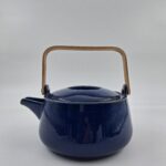 Teiera colore blu in porcellana con filtro e manico in bambù 1Lt