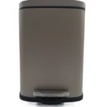 pattumiera 5L, pattumiera metallo grigio, pattumiera chiusura lenta, pattumiera soft close, pattumiera a pedale, cestino bagno 5 litri, pattumiera compatta, pattumiera moderna, pattumiera design, pattumiera grigia, pattumiera piccola, pattumiera per bagno, pattumiera cucina piccola, cestino con pedale, pattumiera silenziosa, cestino metallo soft close, accessori bagno moderni