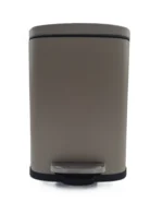 pattumiera 5L, pattumiera metallo grigio, pattumiera chiusura lenta, pattumiera soft close, pattumiera a pedale, cestino bagno 5 litri, pattumiera compatta, pattumiera moderna, pattumiera design, pattumiera grigia, pattumiera piccola, pattumiera per bagno, pattumiera cucina piccola, cestino con pedale, pattumiera silenziosa, cestino metallo soft close, accessori bagno moderni