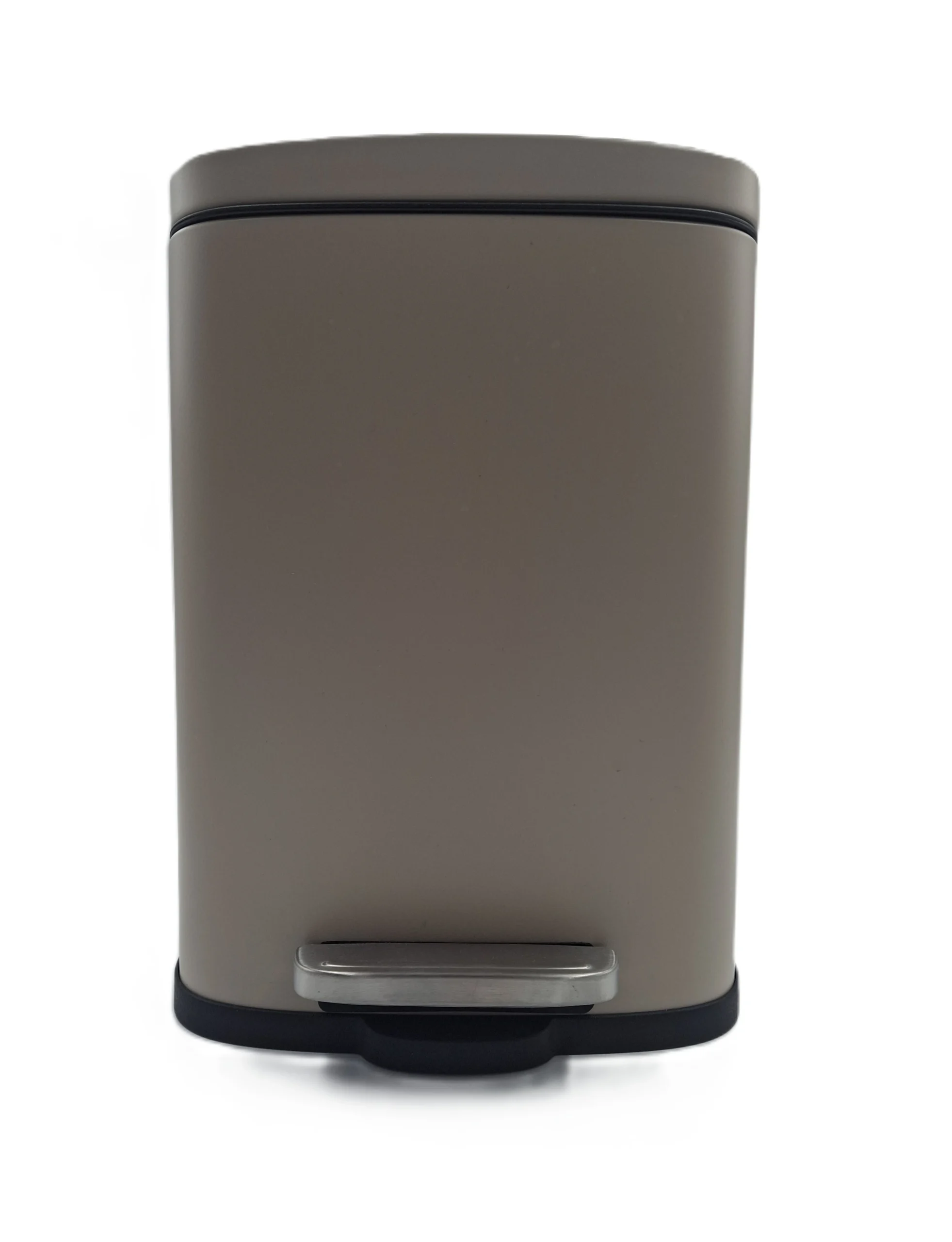 cestino-pattumiera-metallo-5l-tortora pattumiera 5L, pattumiera metallo grigio, pattumiera chiusura lenta, pattumiera soft close, pattumiera a pedale, cestino bagno 5 litri, pattumiera compatta, pattumiera moderna, pattumiera design, pattumiera grigia, pattumiera piccola, pattumiera per bagno, pattumiera cucina piccola, cestino con pedale, pattumiera silenziosa, cestino metallo soft close, accessori bagno moderni