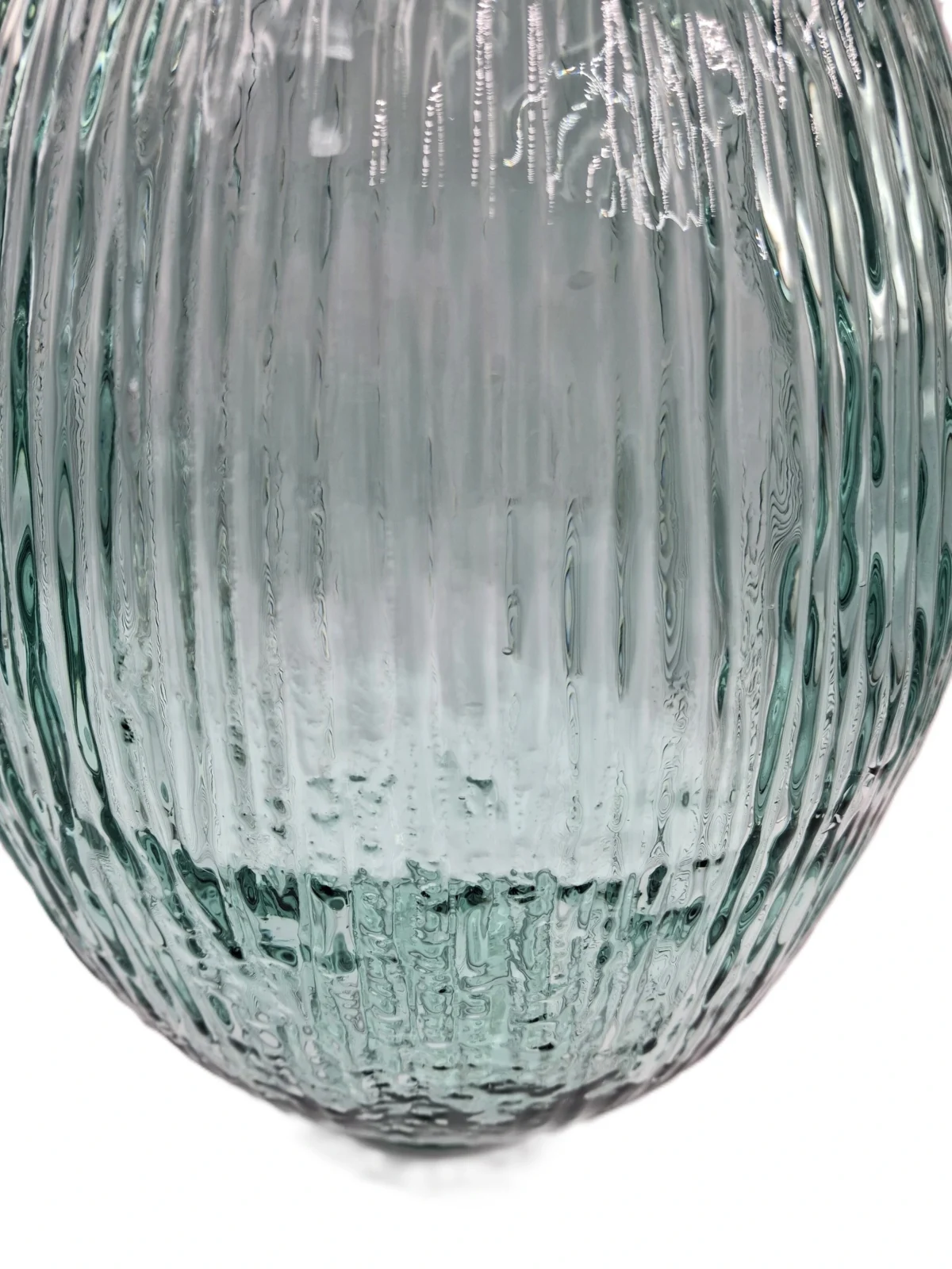 vaso vetro riciclato, vaso design rigato, vaso decorativo eco, vaso vetro sostenibile, vaso arredo casa, vaso vetro riciclato h44, vaso trasparente eco friendly, complemento d’arredo in vetro, vaso moderno riciclato, vaso decorativo in vetro, vaso ecologico, vaso vetro alto, vaso vetro artigianale, vaso per fiori secchi, vaso vetro riciclato trasparente