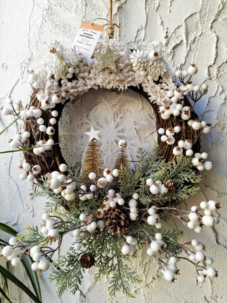 Ghirlanda di Natale in Rattan con Bacche, Foglie e Fiocco di Neve Bianchi – H54 x L44 cm