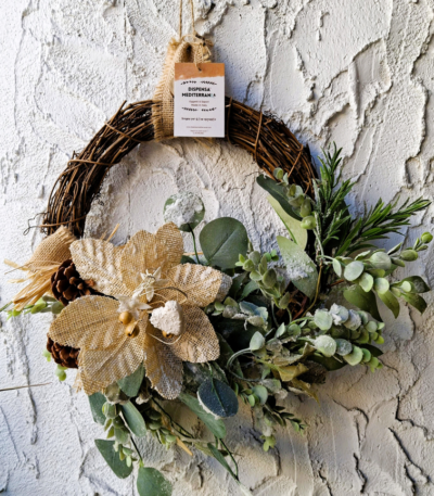 Ghirlanda di Natale Decorata con Stella di Natale Crema e Foglie Verdi Innevate su Corona in Rattan 42x42 cm”