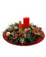 centrotavola natalizio su base rosso luciso con 3 candele albero e foglie dorati bacche rosse e pigna Ø33 H13 cm